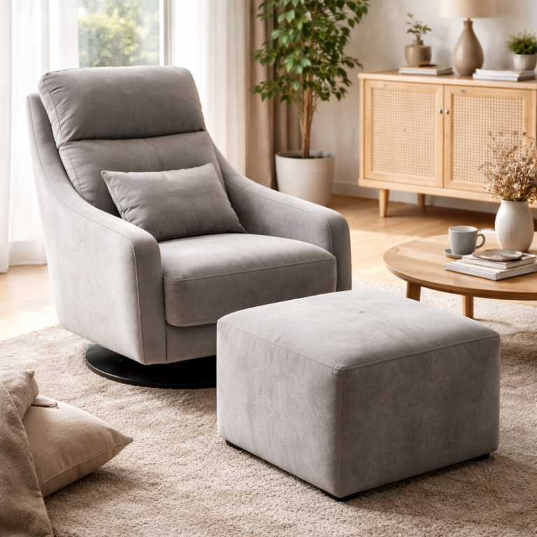 poltrona relax con pouf in velluto grigio in soggiorno moderno con luce naturale e arredamento scandinavo