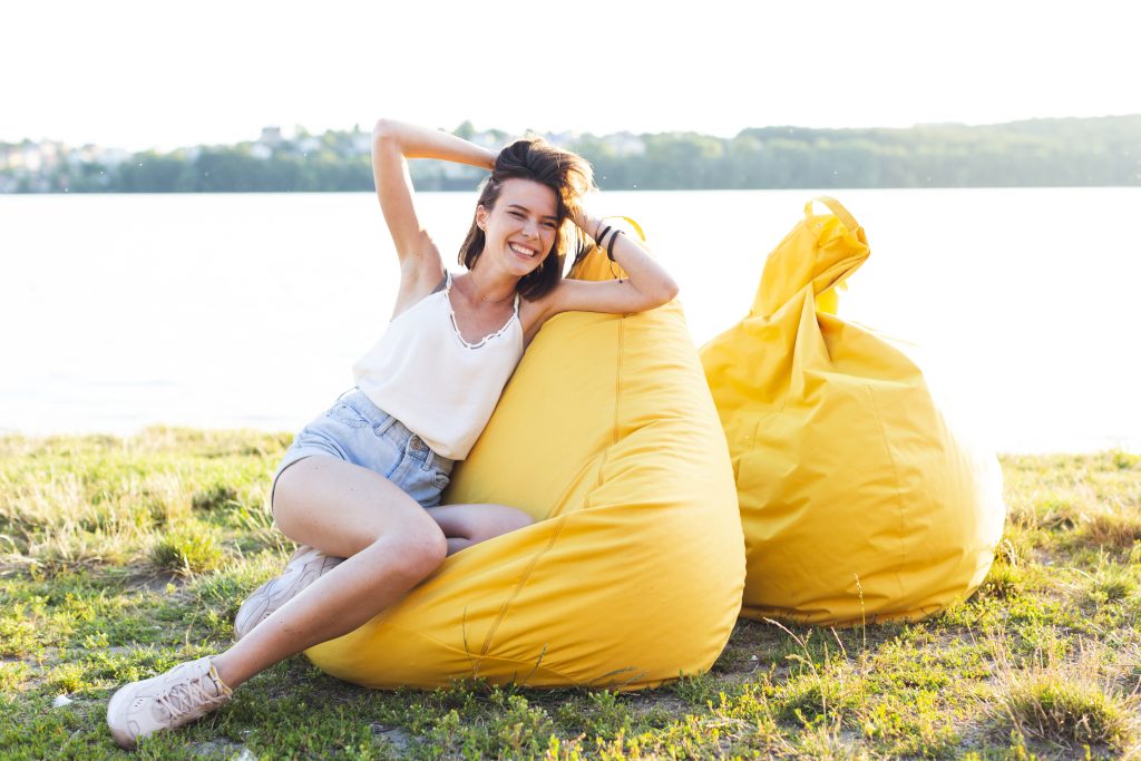 Una donna è seduta su un pouf